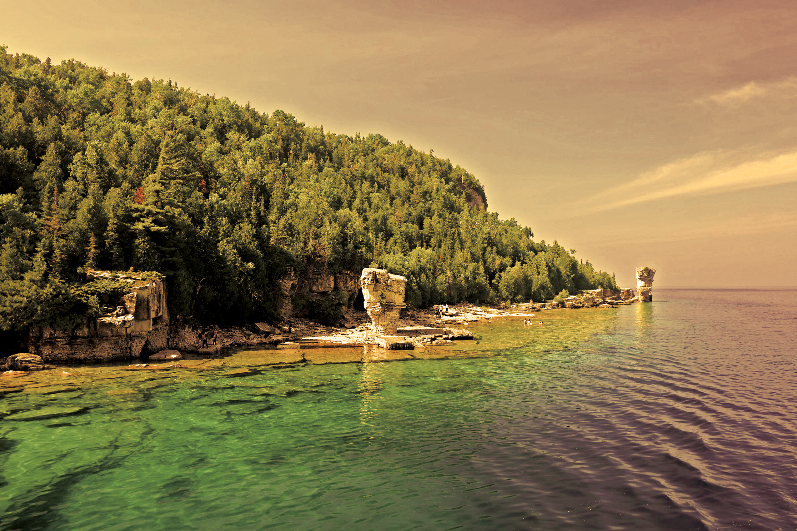 Severně od Tobermory leží Fathom Five National Marine Park. Je oblíbený všemi milovníky vody - od kajakářů přes potápěče až po rybáře. Tvoří jej několik ostrovů, z nichž největší je Cove Island.