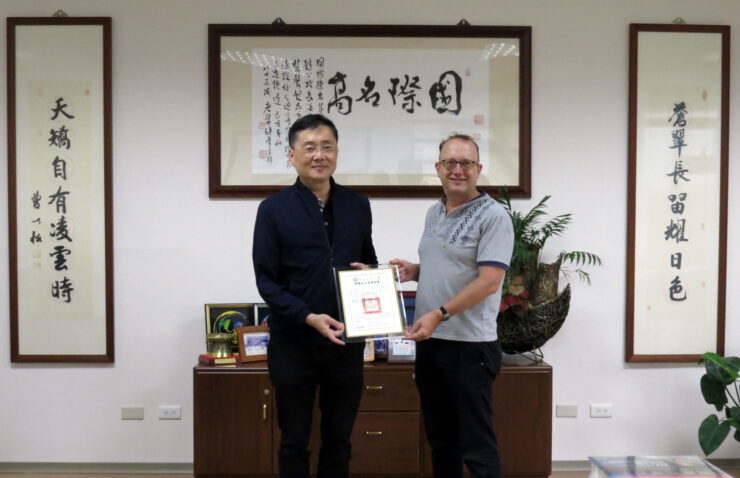 NDHU-CIS president Han-Chieh Chao and U of O professor Scott Simon