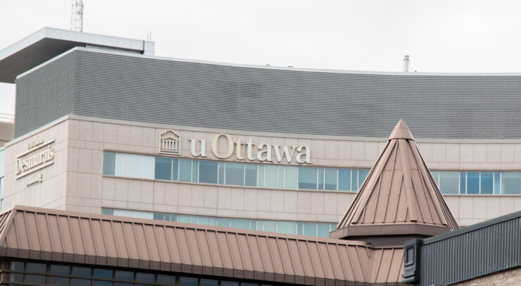 The uOttawa sign at the top of Desmarais (DMS).