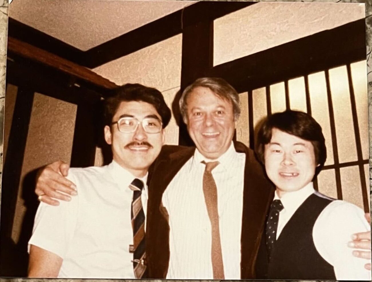 Arai (right), his manager (left), and a Minolta Camera salesman (center) posing for a picture. Photo/Provided.