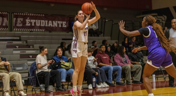 bailey russell shoots a three