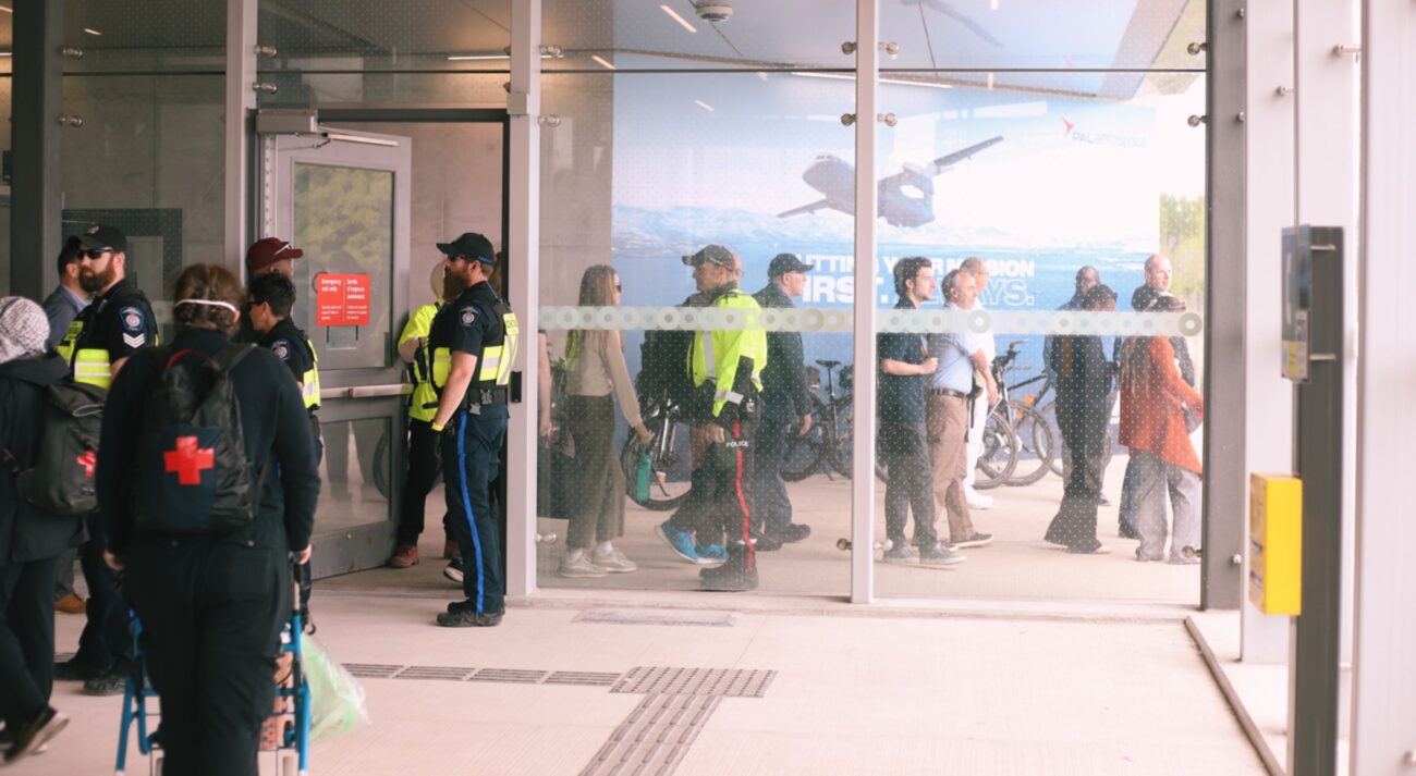 CANSEC attendees being let out through an emergency exit by OPS to avoid protesters. Photo: Bhoomi Dahiya/The Fulcrum.